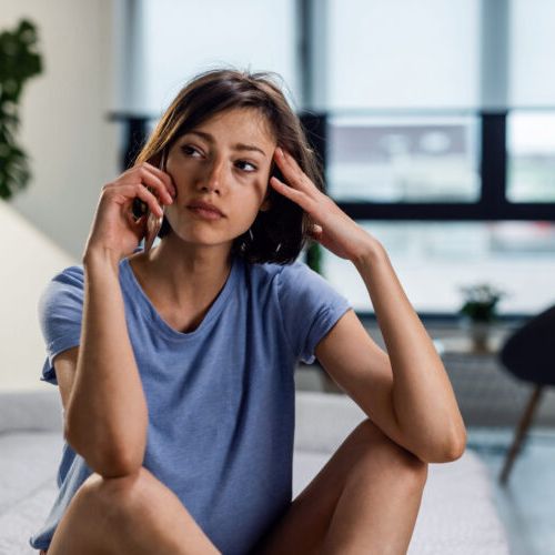 An open room with a group of individuals in a circle, attentively listening to each other at a Pikeville, Kentucky Drug and Alcohol Rehab Resources session. This setting fosters understanding and growth for participants seeking recovery.